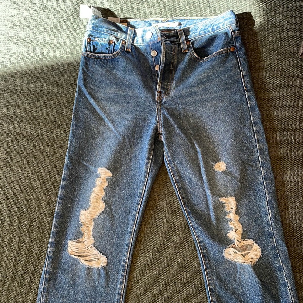 NWOT Wedgie Distressed Straight Levi’s Dark Wash